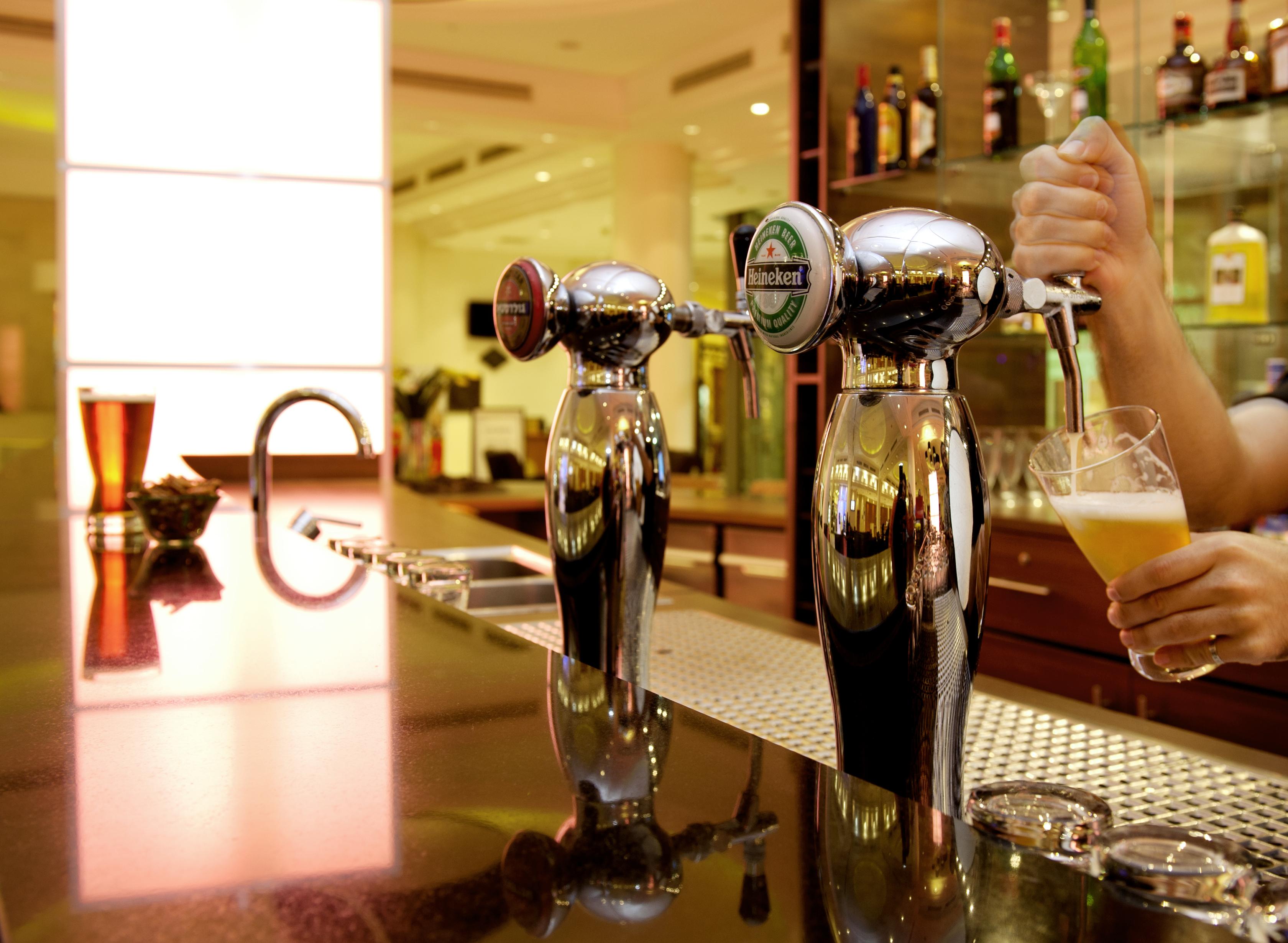 U Magic Palace Эйлат Экстерьер фото Beer taps