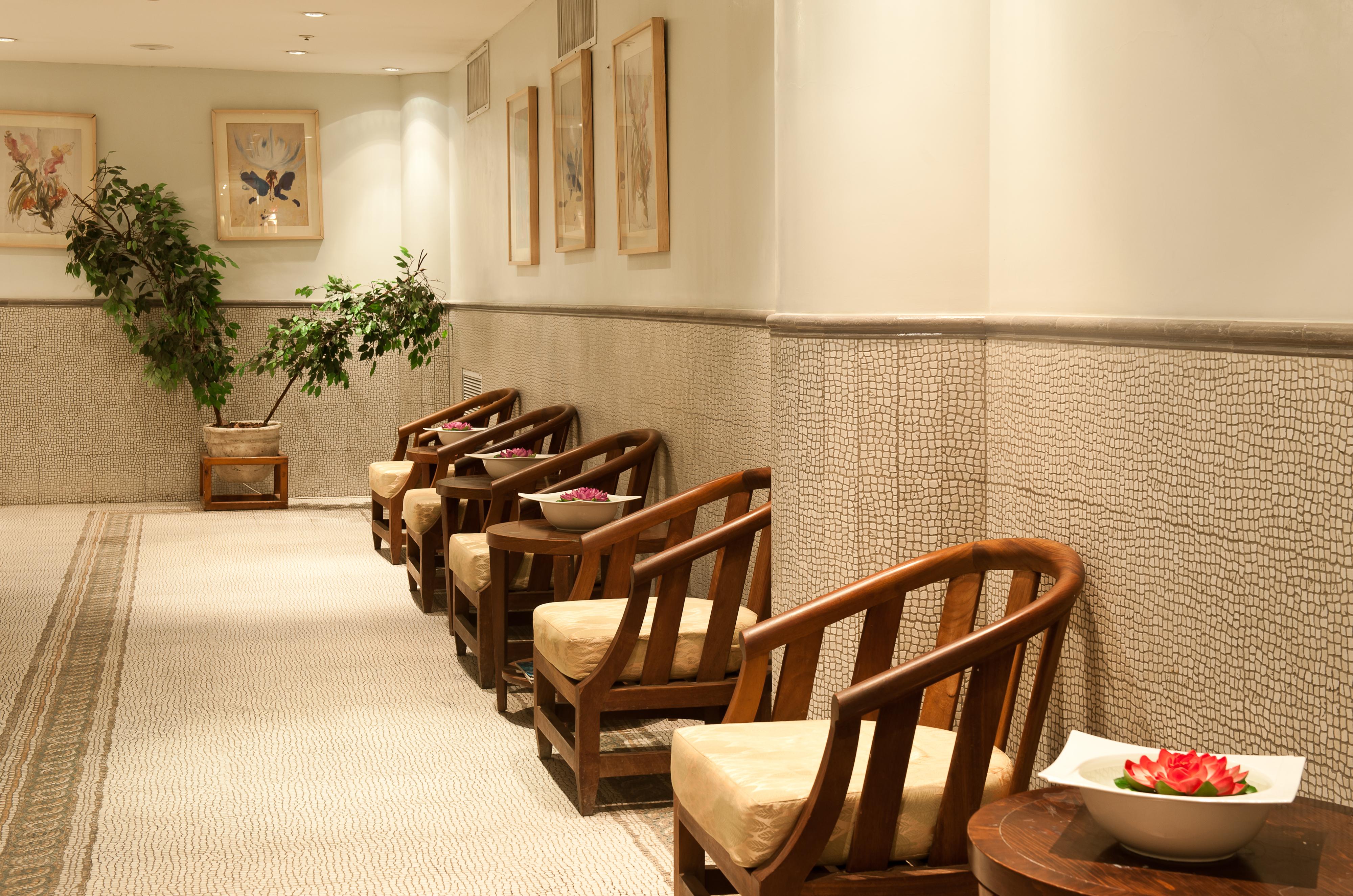 U Magic Palace Эйлат Экстерьер фото A waiting room at a spa