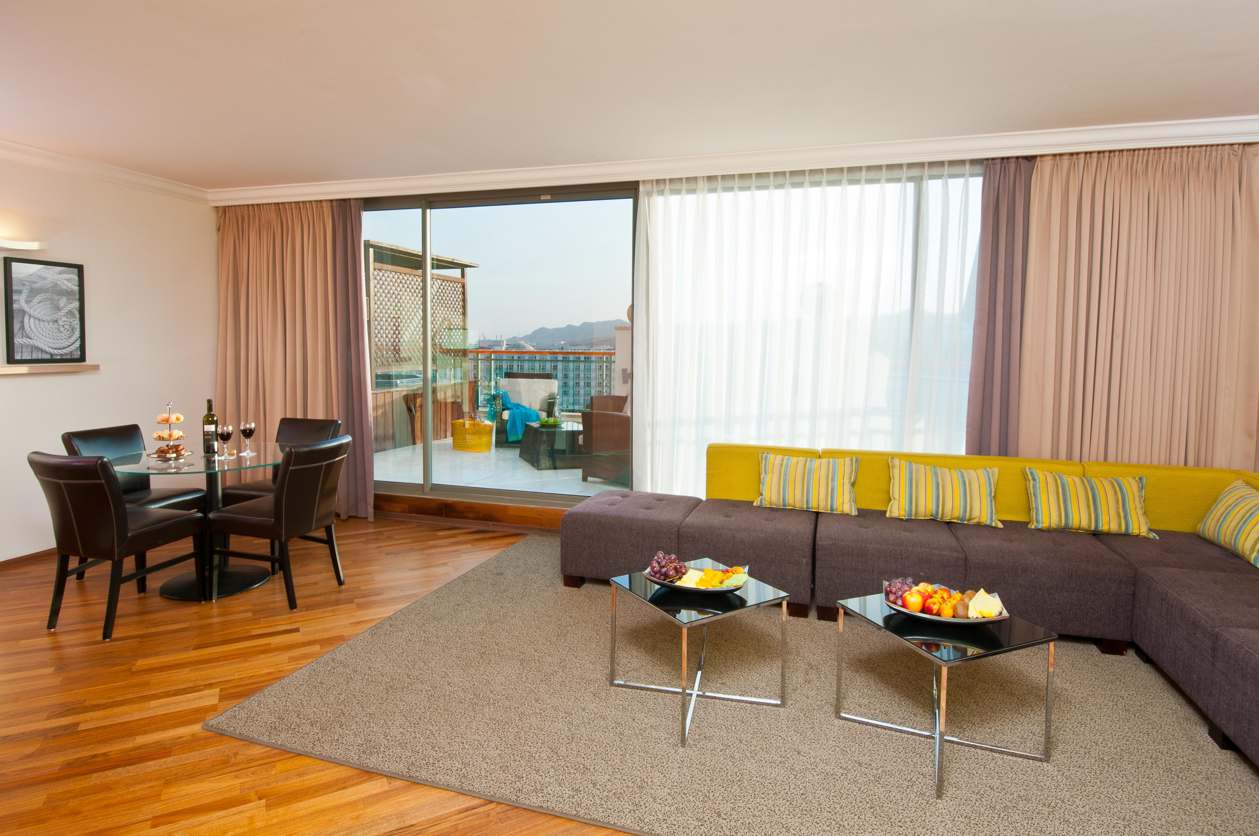 U Magic Palace Эйлат Экстерьер фото A living room at the hotel
