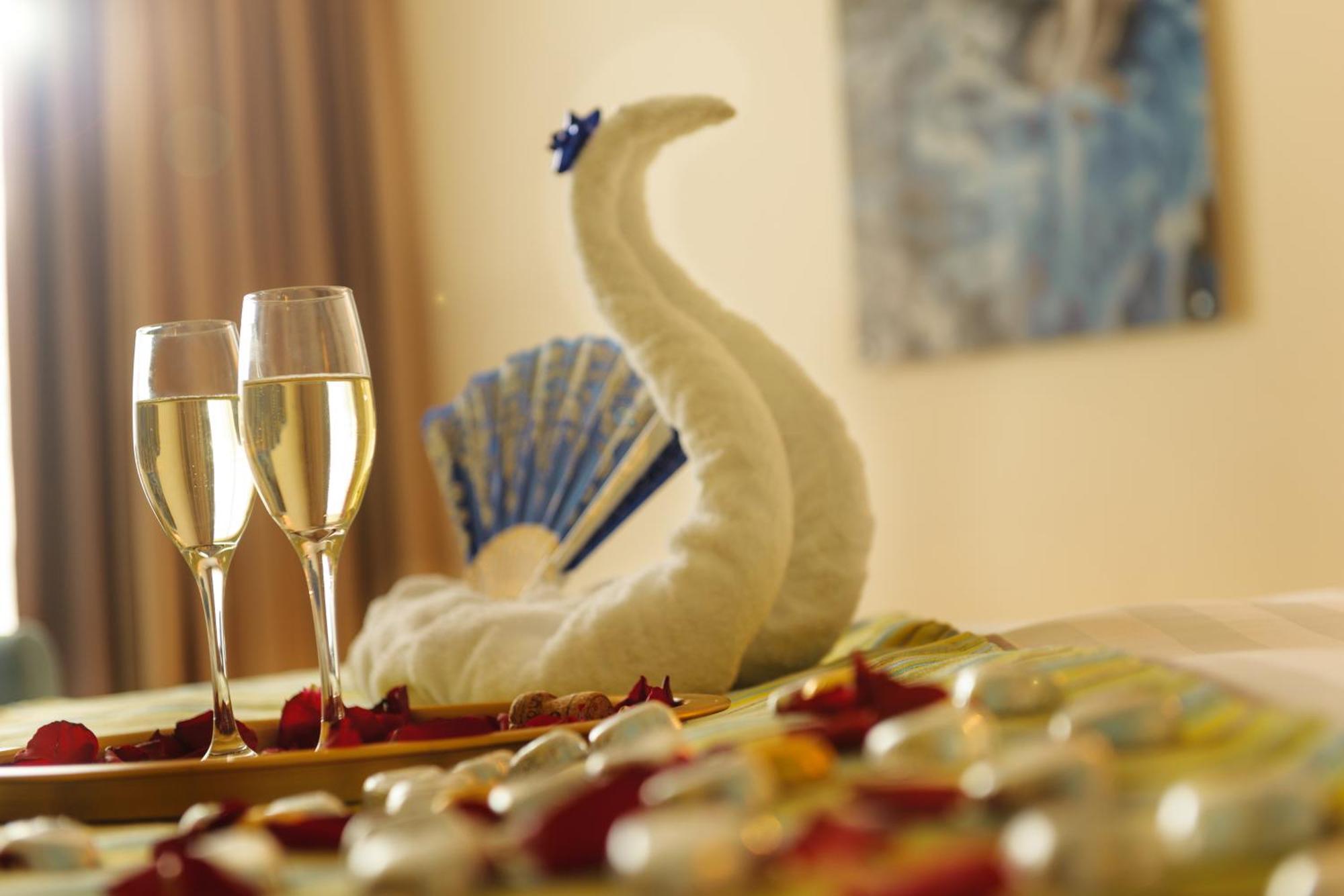U Magic Palace Эйлат Экстерьер фото A swan room