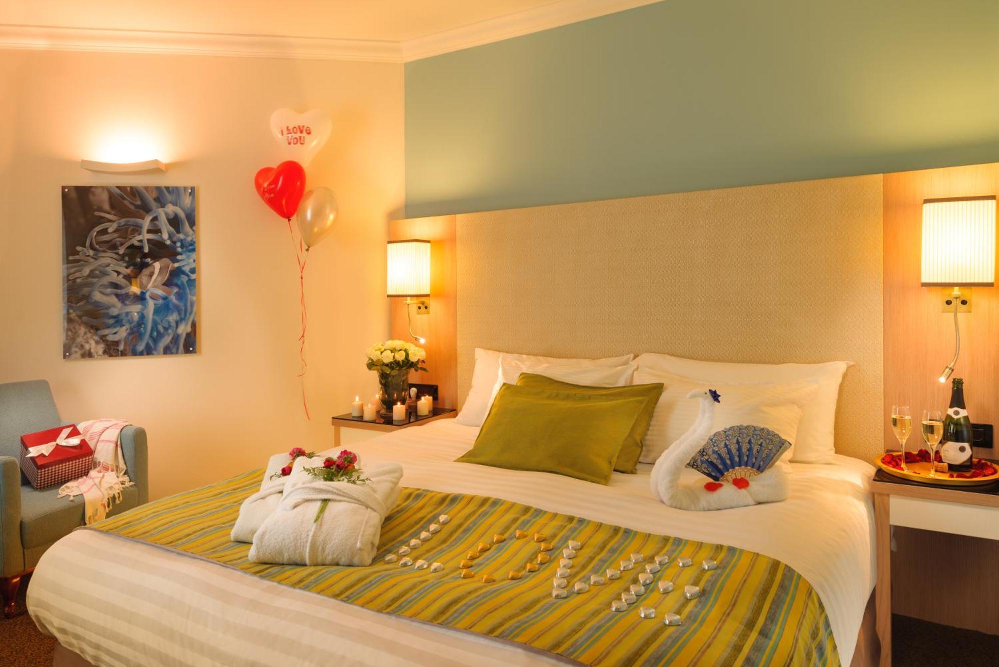 U Magic Palace Эйлат Экстерьер фото A room at the hotel